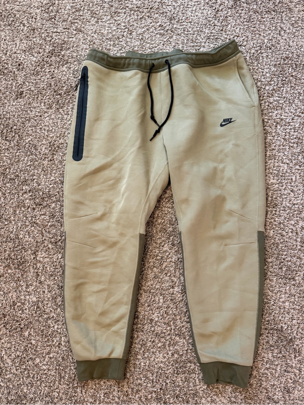 Men’s Two Toned Green Nike Tech Fleece Joggers